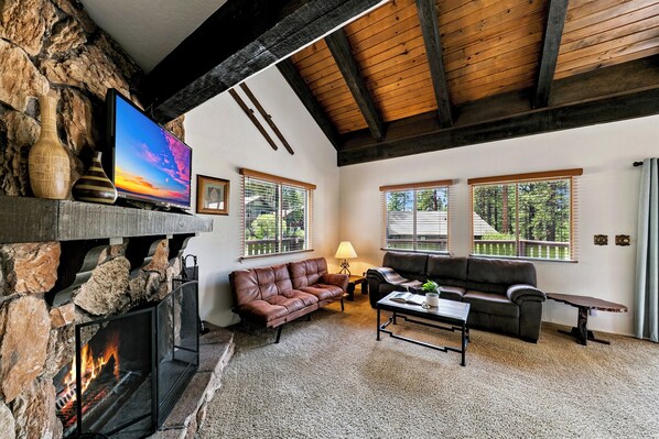 Smart TV, fireplace