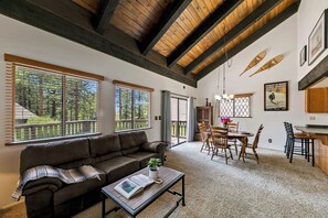 Smart TV, fireplace - Cozy Chalet Retreat in South Lake Tahoe - Near Heavenly Ski Resort mv12 (South Lake Tahoe)