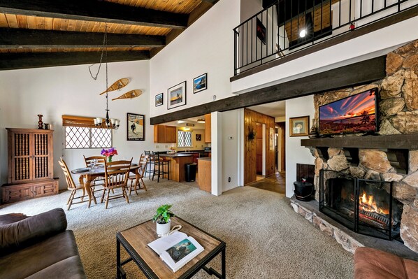 Smart TV, fireplace