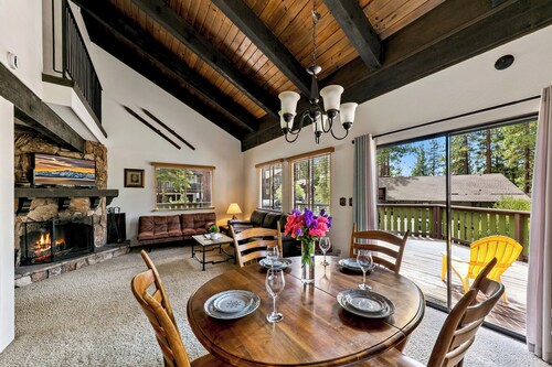 Cozy Chalet Retreat in South Lake Tahoe - Near Heavenly Ski Resort mv12