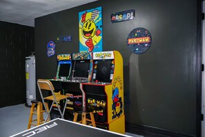 Game room - Pool Home With Games Room & South Facing Pool (Davenport)