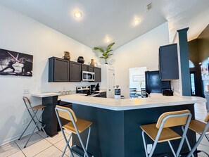 Kylskåp, mikrovågsugn, ugn och spishäll