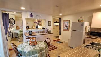 Refrigerador, microondas, placa de cocina, cafetera/tetera