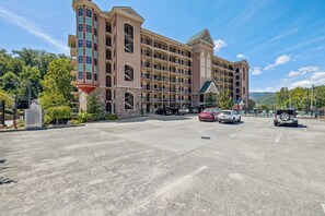 Exterior - Chillin By The Creek - Condo in Downtown Gatlinburg! (Gatlinburg)