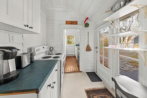 Een microgolfoven, een oven, een kookplaat, een vaatwasser