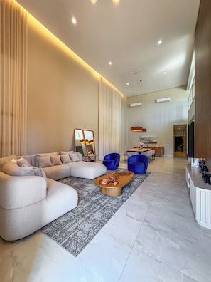 Luxury House, Lake View | Living room
