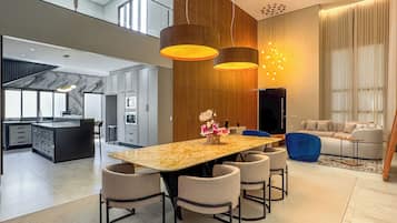 럭셔리 하우스, 호수 전망 | 거실 공간