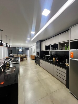 Luxury House, Lake View | Private kitchen