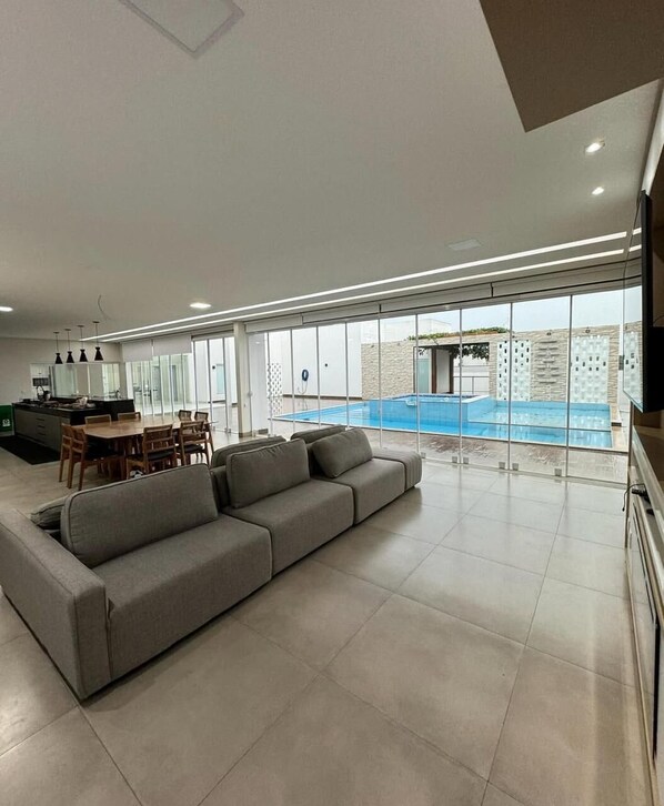 Casa de lujo, vista al lago | Área de sala de estar