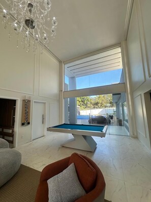 Luxury House, Lake View | Living room