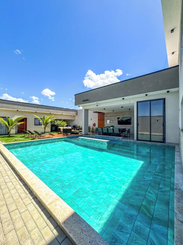 Piscine couverte, chaises longues