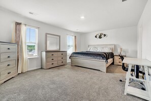 4 bedrooms, iron/ironing board, Internet, bed sheets