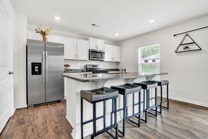 Microwave, oven, stovetop, dishwasher - Quaint 4-bedroom house with AC in charming Piedmont (Piedmont)