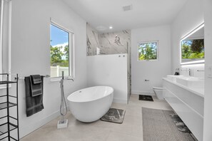 Dusche, Haartrockner, Handtücher, Seife