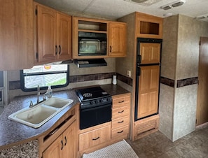 Microwave, oven, stovetop - Pine Acres Retreat (Saint Johns)