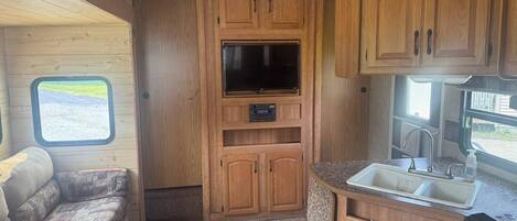 Télévision, cheminée