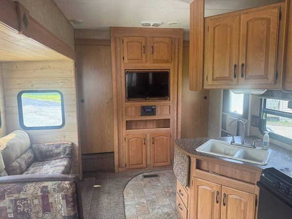 TV, fireplace - Pine Acres Retreat (Saint Johns)