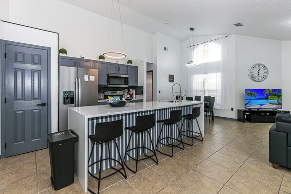 Fridge, microwave, oven, stovetop - Renovated 4bd house close to Disney with heated pool, fireplace in Davenport (Davenport)