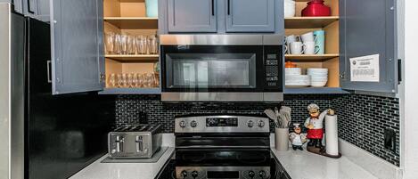 Geladeira, micro-ondas, fogão, cooktop