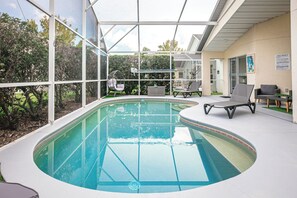 Outdoor pool, a heated pool - Renovated 4bd house close to Disney with heated pool, fireplace in Davenport (Davenport)