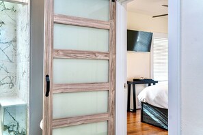 1 bedroom, iron/ironing board, WiFi, bed sheets - Upscale Cozy Stay In Montrose/ 1BR King Bed + Loft/ Sleeps 4/ Pool Table (Houston)