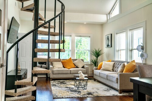 Upscale Cozy Stay In Montrose/ 1BR King Bed + Loft/ Sleeps 4/ Pool Table