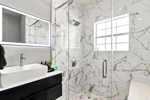 Dusche, Haartrockner, Handtücher, Shampoo