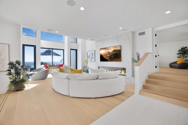 Luxury House, Multiple Beds, Pool Access, Ocean View (Morning View Malibu) | Living area