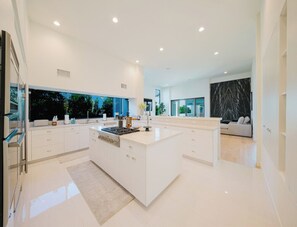 Luxury House, Multiple Beds, Pool Access, Ocean View (Morning View Malibu) | Private kitchen | Fridge, microwave, oven, stovetop