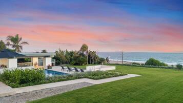 室外游泳池,提供泳池遮陽傘和日光浴躺椅