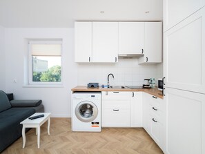 Kjøleskap, mikrobølgeovn, ovn og kokeplater