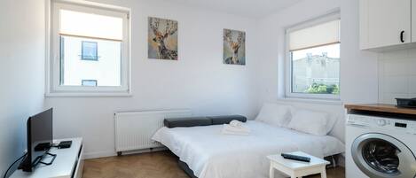 Tabla de planchar con plancha, wifi y ropa de cama