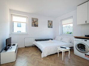 Iron/ironing board, WiFi, bed sheets