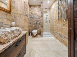 Shower, hair dryer, towels - Rynek Wrocław Prestige Apartment 17 (Wrocław)