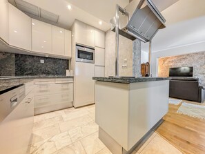 Fridge, oven, stovetop, dishwasher