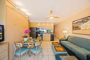 Classic Apartment, 1 Bedroom, Lanai, Ocean View | Dining room