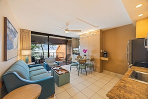 Classic-Apartment, 1 Schlafzimmer, Veranda, Meerblick | Wohnbereich | 36-Zoll-LCD-Fernseher mit Kabelempfang