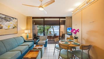 Apartamento clássico, 1 quarto, varanda coberta, vista para o oceano | Área de estar | TV LCD 36 polegadas com canais a cabo