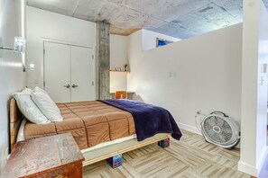 1 bedroom, desk, WiFi, bed sheets