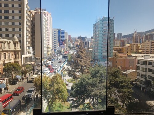 Breathtaking City View 3-BR Elevator Apartment