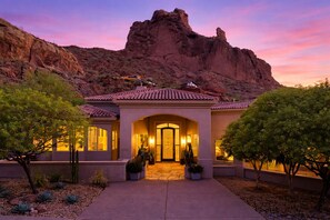 Exterior - Red Rock - Pool & Spa - In Paradise Valley (Paradise Valley)