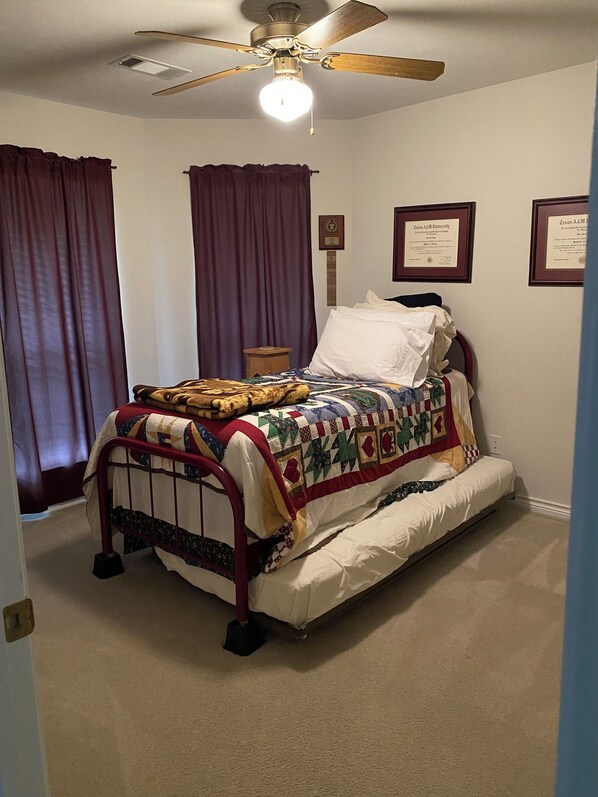 3 bedrooms, iron/ironing board, WiFi, bed sheets