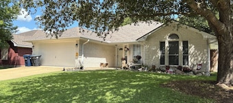 NEW Listing: Quaint 3-bedroom home 6 miles from Kyle Field