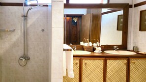 Regadera, toallas, jabón, papel de baño 