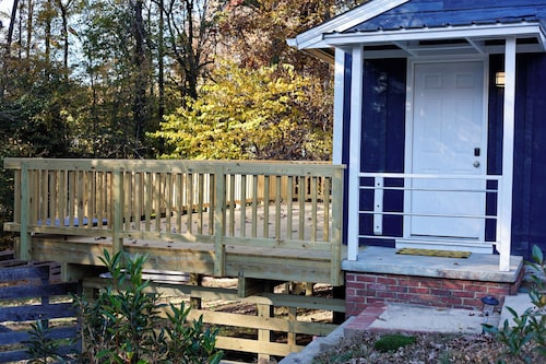 Charming 2-bedroom bungalow in delightful Carrboro.