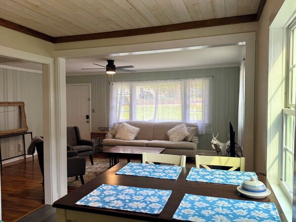 Smart TV - Charming 2-bedroom bungalow in delightful Carrboro. (Carrboro)