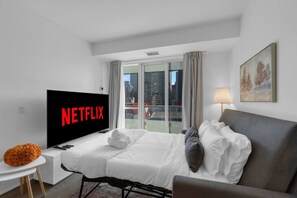 2 soverom, skrivebord, strykejern/-brett og reiseseng for barn