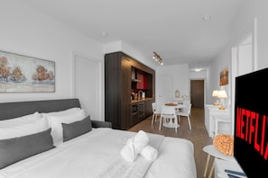 2 soverom, skrivebord, strykejern/-brett og reiseseng for barn