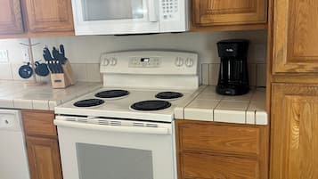 Microondas, horno, placa de cocina y lavavajillas