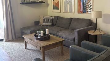 Una televisión, una chimenea